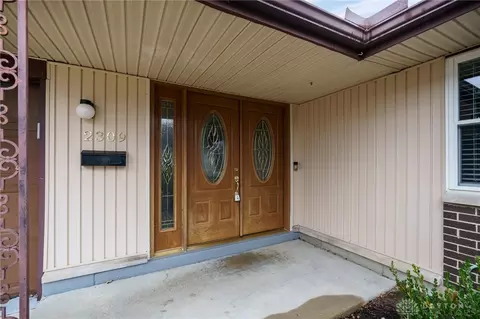 Exterior - 2309 Pondview Dr, Kettering, OH 45440 photo 2 of 11