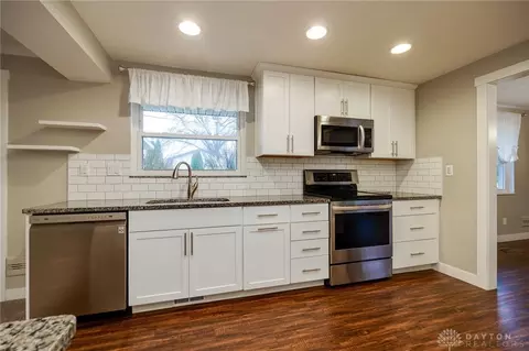 Kitchen - 2309 Pondview Dr, Kettering, OH 45440 photo 4 of 7