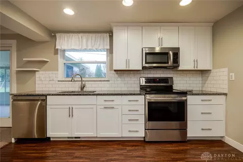 Kitchen - 2309 Pondview Dr, Kettering, OH 45440 photo 5 of 7