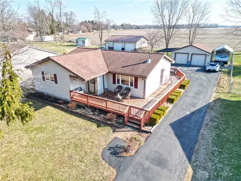 1118 Huron Trl, Jamestown, OH 45335