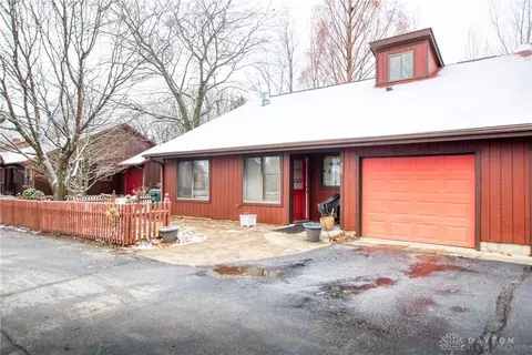 235 Park Meadows Dr, Yellow Springs, OH 45387