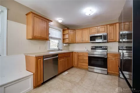 Kitchen - 3139 Oakmont Ave, Kettering, OH 45429 photo 2 of 6
