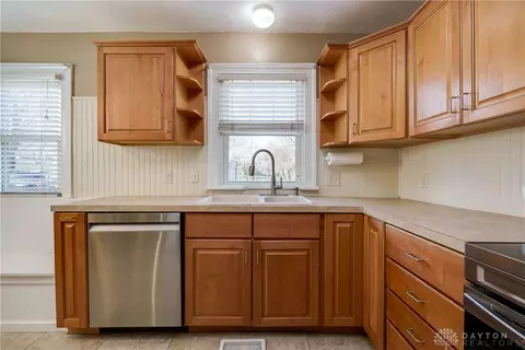 Kitchen - 3139 Oakmont Ave, Kettering, OH 45429 photo 4 of 6