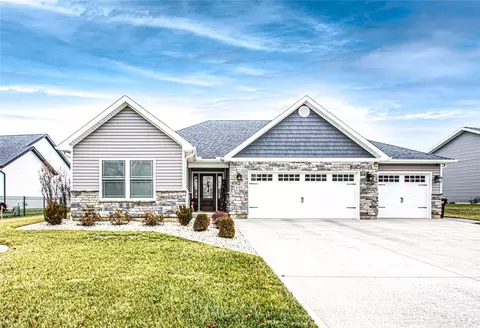 832 Hunters Run Dr, Brookville, OH 45309