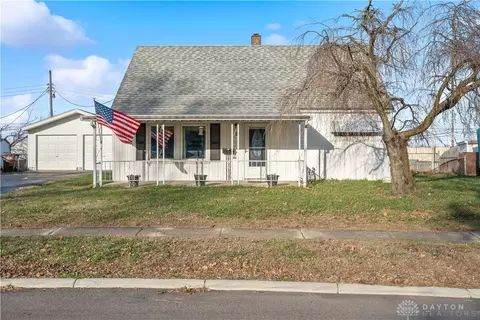 8 Lynnhaven Dr, Dayton, OH 45431
