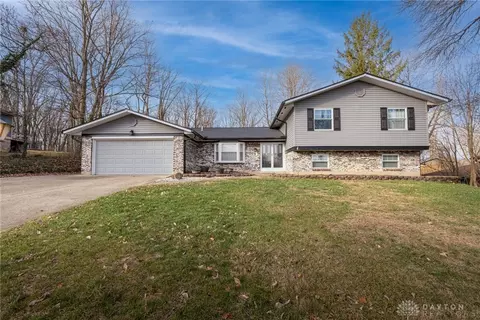 3869 Frostwood Dr, Beavercreek, OH 45430
