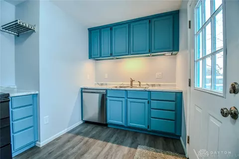 Kitchen - 2417 Sheelah Ct, Dayton, OH 45420 photo 4 of 5