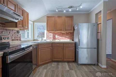 Kitchen - 2025 Gay Dr, Kettering, OH 45420 photo 2 of 4