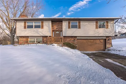 512 Queen Eleanor Ct, Miamisburg, OH 45342