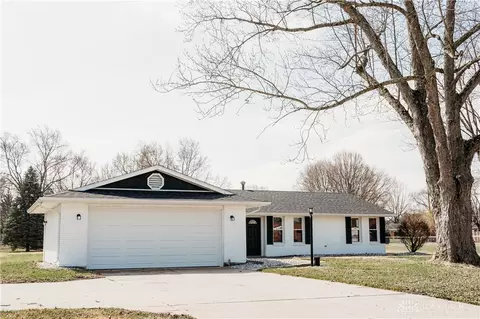 110 Coach Dr, Tipp City, OH 45371