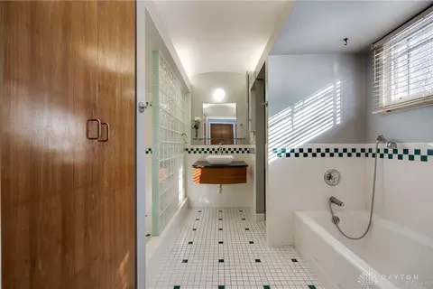 Bath - 4388 Stonehenge Ln, Kettering, OH 45429 photo 4 of 6
