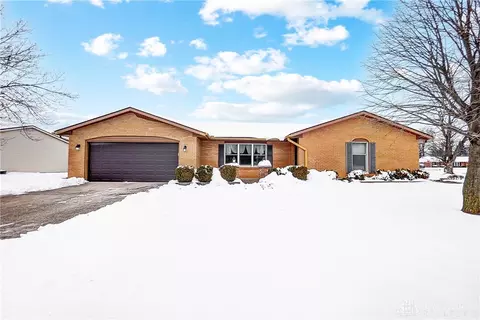 1005 Meadowrun Rd, Englewood, OH 45322