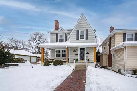 15 Corona Ave, Oakwood, OH 45419