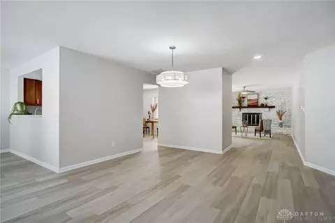 Living - 1510 Ambridge Rd, Centerville, OH 45459 photo 11 of 17