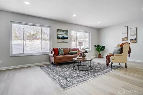 Living - 1510 Ambridge Rd, Centerville, OH 45459 photo 4 of 17