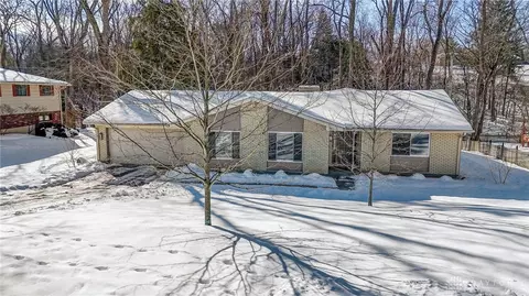 Exterior - 1510 Ambridge Rd, Centerville, OH 45459 photo 2 of 11