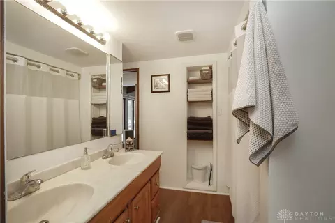 Bath - 9916 Winton Rd, Springfield, OH 45231 photo 2 of 4