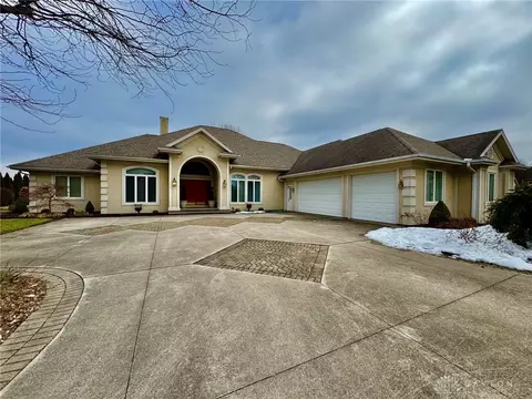 6341 Fairway Ct, Greenville, OH 45331