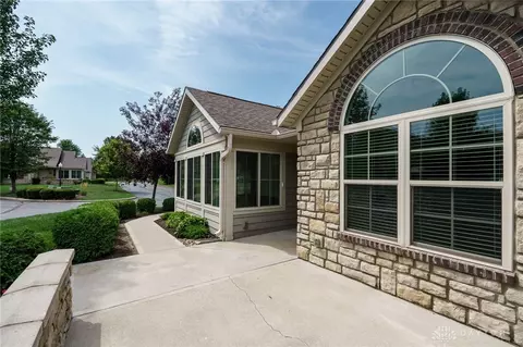 156 Scarborough Village Dr, Washington Township, OH 45458