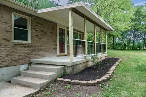 Exterior - 804 Old Mill Rd, Springfield, OH 45506 photo 4 of 16