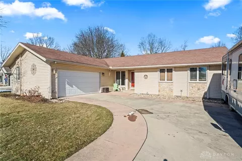 411 Woodlawn Dr, Tipp City, OH 45371