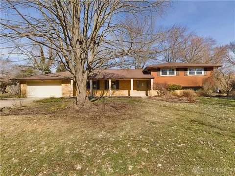 1335 Carrilon Woods Dr, Dayton, OH 45458