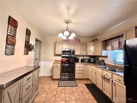 Kitchen - 23 E Home Rd, Springfield, OH 45504 photo 2 of 2