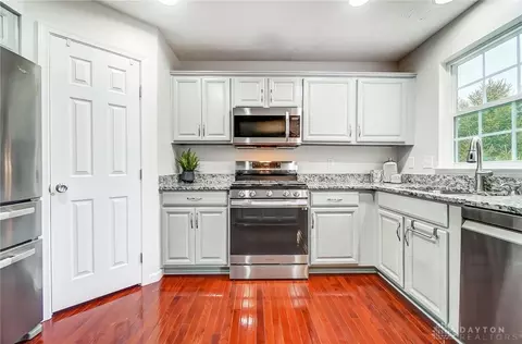 Kitchen - 3287 Witherspoon Dr, Kettering, OH 45440 photo 5 of 7