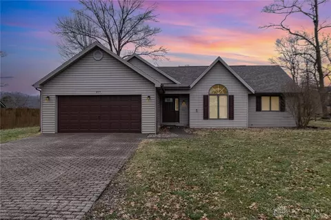 275 Barbour Dr, Aberdeen, OH 45101