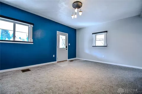 Living - 786 Hilliard St, Springfield, OH 45506 photo 2 of 7