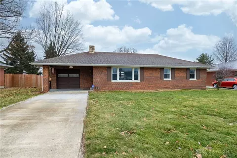 369 Country Club Dr, Xenia, OH 45385