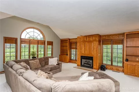 Living - 645 Aberfelda Dr, Springfield, OH 45504 photo 1 of 4