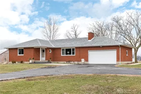 1433 Clayton Rd, Brookville, OH 45309