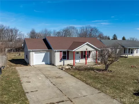 105 E Concord Ln, Bloomingburg, OH 43106