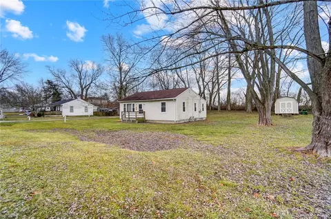 1503 Beach Dr, Medway, OH 45341