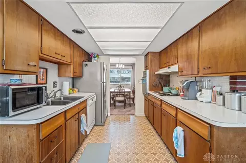 4231 Clarendon Dr, Kettering, OH 45440 photo 9