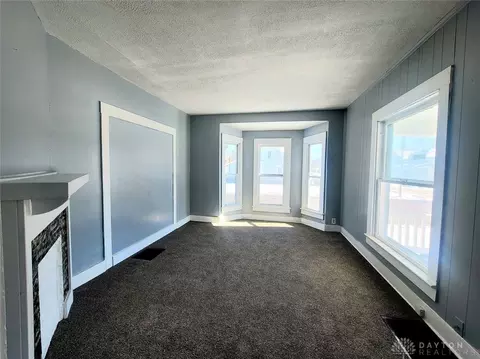 Living - 550 E Rose St, Springfield, OH 45505 photo 3 of 4