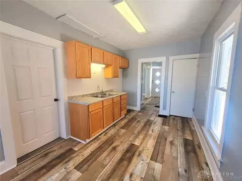 Entry Way - 550 E Rose St, Springfield, OH 45505 photo 4 of 6