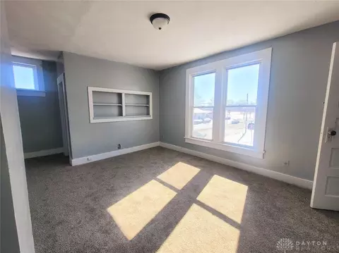 Living - 550 E Rose St, Springfield, OH 45505 photo 4 of 4