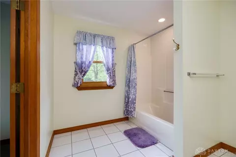 Bath - 3889 Eagle Point Dr, Beavercreek, OH 45430 photo 6 of 7