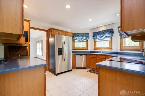 Kitchen - 3889 Eagle Point Dr, Beavercreek, OH 45430 photo 2 of 5