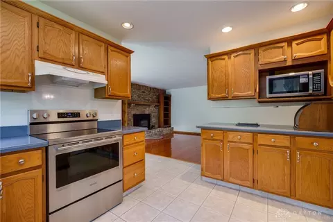 Kitchen - 3889 Eagle Point Dr, Beavercreek, OH 45430 photo 4 of 5