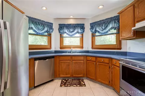 Kitchen - 3889 Eagle Point Dr, Beavercreek, OH 45430 photo 3 of 5