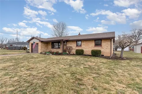 404 Beechwood Dr, Trenton, OH 45067