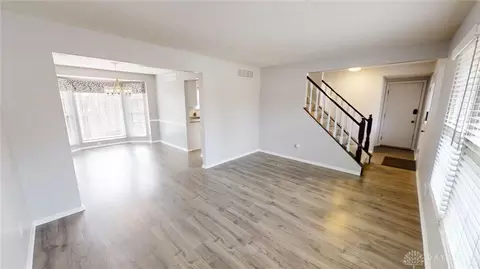 Living - 2401 Carriagegate Ln, Maineville, OH 45039 photo 3 of 4