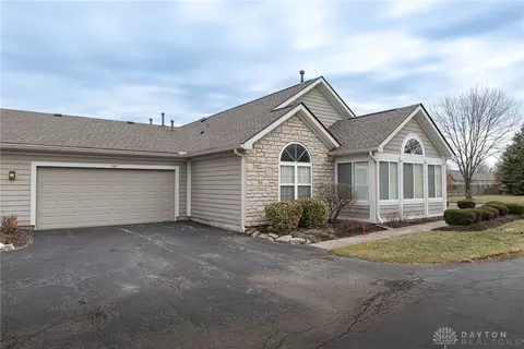 220 Edinburgh Village Dr, Washington Township, OH 45458