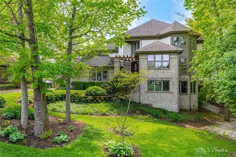 1439 Nature Ct, Sugarcreek Township, OH 45440