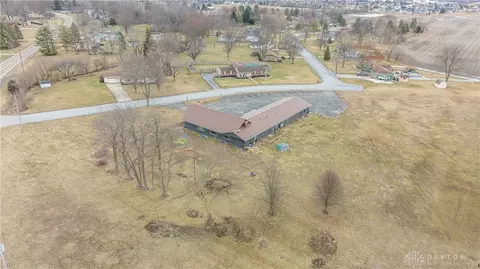 8440 N King Arthur Dr, Piqua, OH 45356