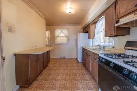 Kitchen - 7333 Bernard Ave, Cincinnati, OH 45231 photo 1 of 3