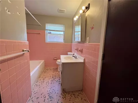 Bath - 1255 Wabash Ave, Cincinnati, OH 45215 photo 2 of 2